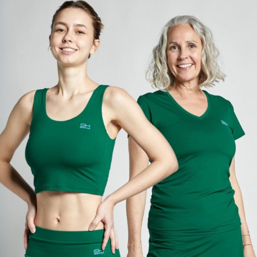 Frauen im tannengrünen SPORTKIND Outfit