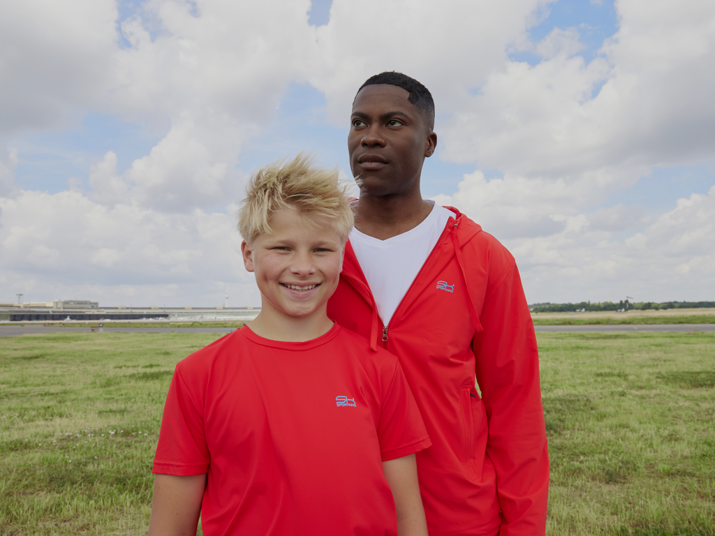 Junge und Mann mit roter Kleidung von Sportkind