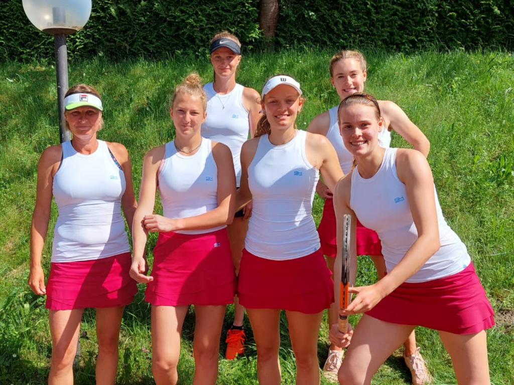 6 Damen auf einem Teambild mit weiß-roten Sportkind Outfits